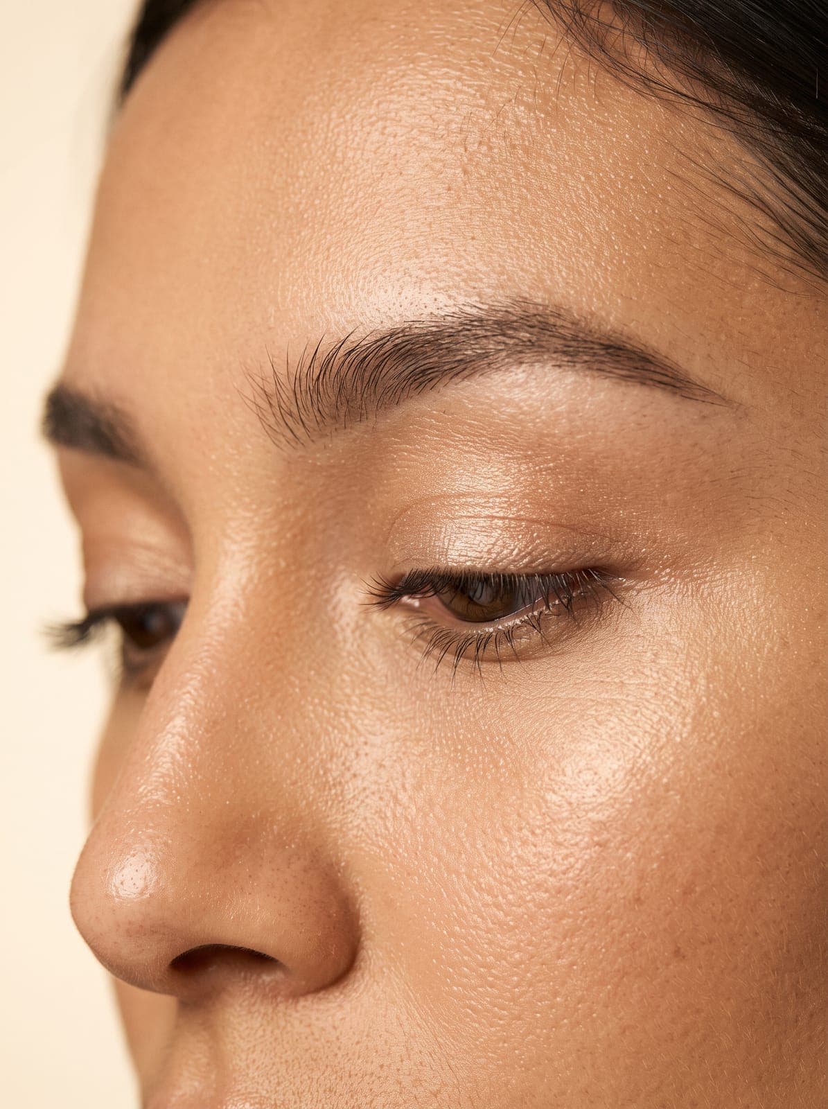 Sourcils effet poudré au dégradé naturel, vue de profil